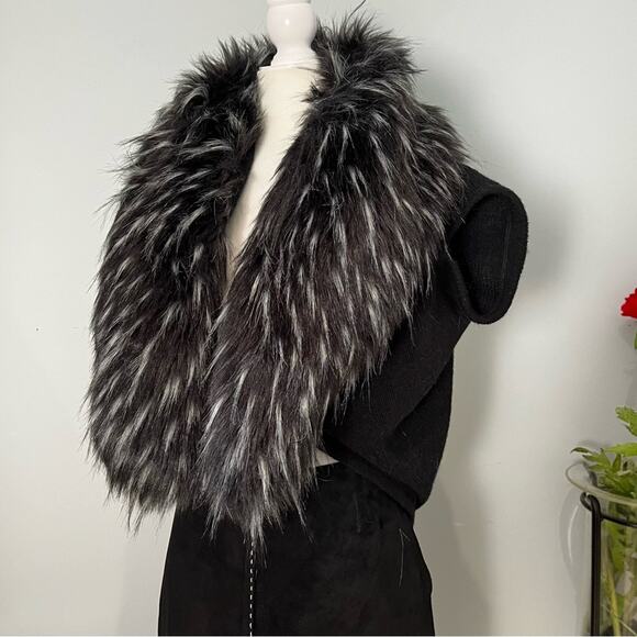 NEW Bebe Faux Fur Statement Collar Oversized Knit Shrug Draped Sweater Black Wh… - Picture 5 of 16
